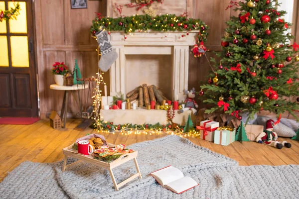 Galletas de Navidad y chocolate caliente — Foto de Stock