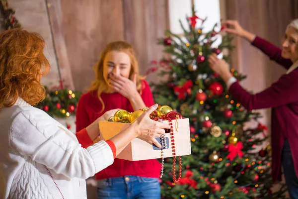 クリスマスツリーを飾る家族 — ストック写真