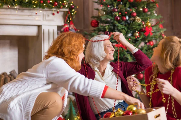 Familia divirtiéndose con decoraciones de Navidad —  Fotos de Stock