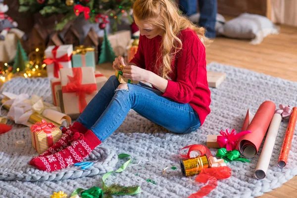 Girl wrapping gift box — Stock Photo, Image