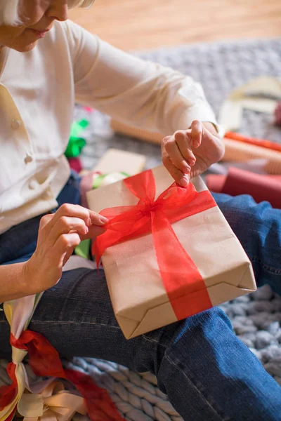 Woman wrapping christmas present — Free Stock Photo