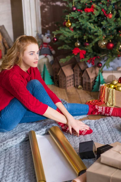 Girl wrapping gift boxes — Stock Photo, Image