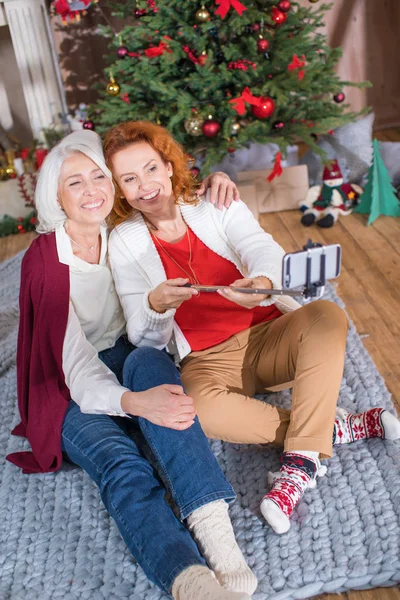 Dos mujeres tomando selfie — Foto de stock gratis