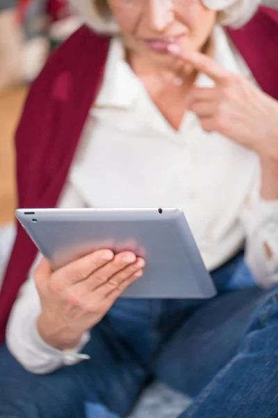 Woman using digital tablet — Free Stock Photo