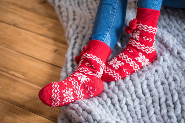 Женские ноги в носках
