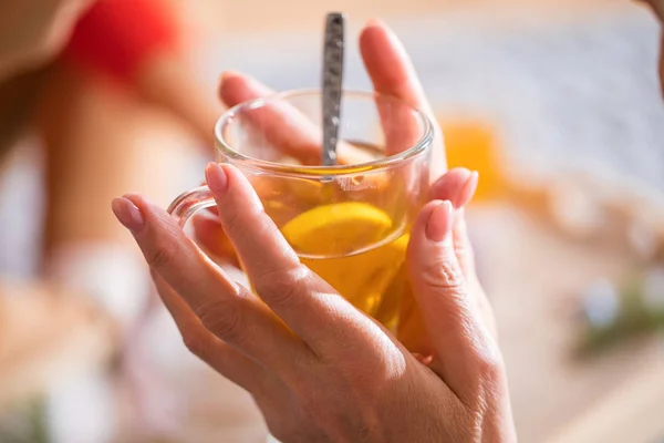 Tasse de thé dans les mains — Photo