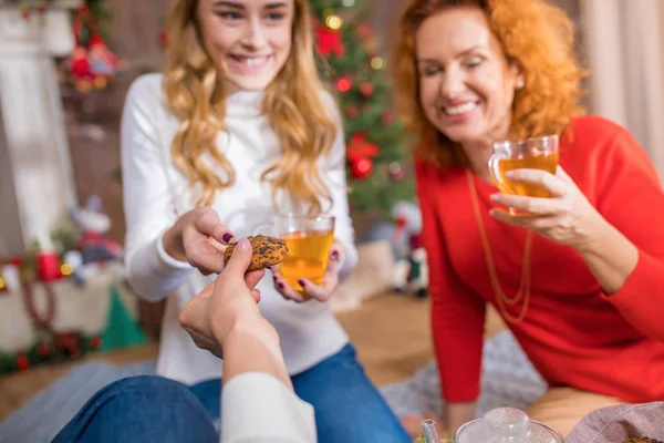 Donna che offre biscotti — Foto Stock