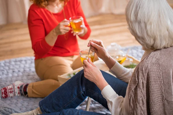 Two women drinking tea — Stock Photo, Image