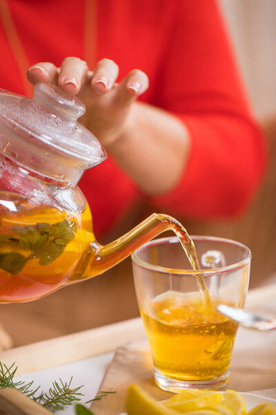 Женщина наливает чай
  