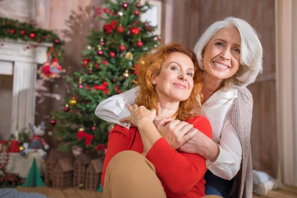 Two women embracing — Stock Photo, Image