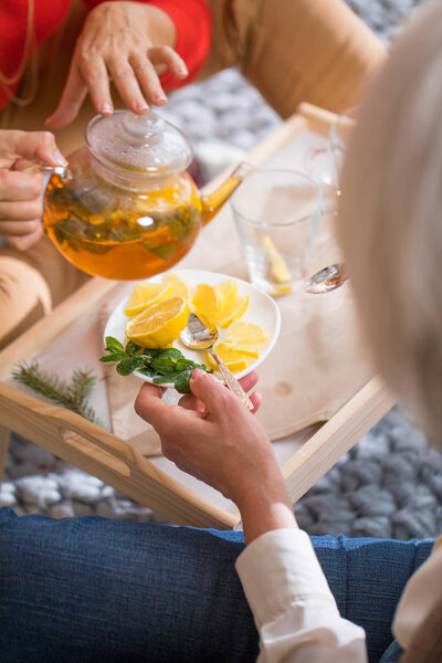 Женщина наливает чай
 