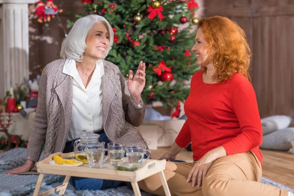 Dos mujeres tomando té — Foto de Stock