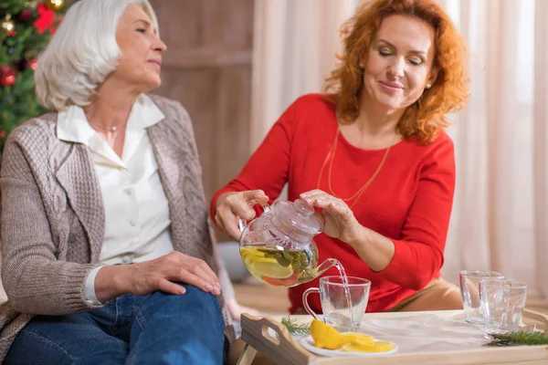 Kadın dökme çaypersonas en la casa — Stok fotoğraf