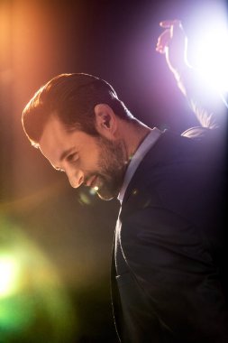 Yakışıklı sakallı adam.
