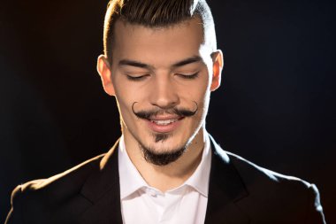 Yakışıklı sakallı adam.