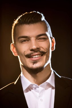 Yakışıklı sakallı adam.
