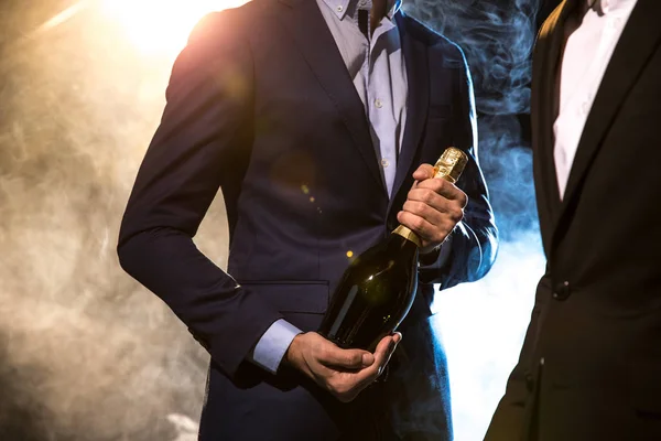 Stylowe mężczyzn z butelką szampana — Zdjęcie stockowe
