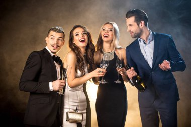 Mutlu arkadaş şampanya içmek