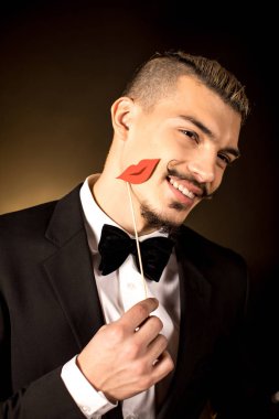 Smokin gülümseyen genç adam
