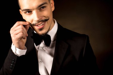 Smokin gülümseyen adam