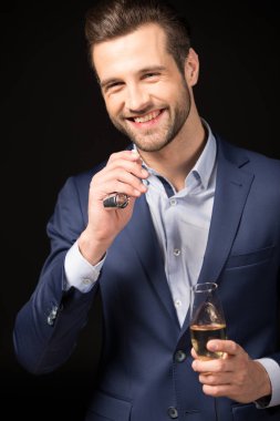 Genç adam kutluyor.