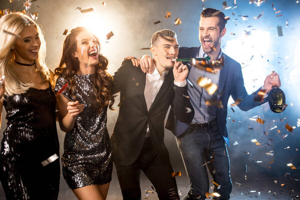 Glückliche Freunde feiern — Stockfoto