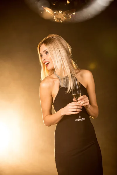 Woman holding champagne glass — Free Stock Photo