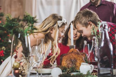 Tatil masasında mutlu kardeşler  