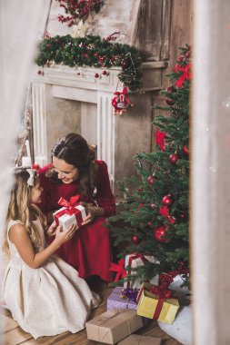 Anne vererek kızı yılbaşı hediyesi