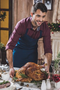 Türkiye'de şenlikli masaya koyarak adam 