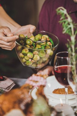 Brussel lahanası plaka üzerine koyarak kadın