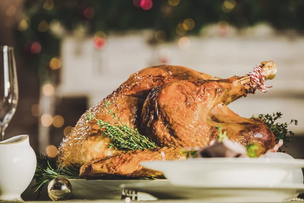 Pavo asado en mesa de vacaciones — Foto de Stock