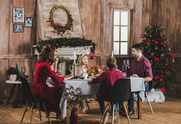 Familia feliz en la mesa de vacaciones — Foto de Stock