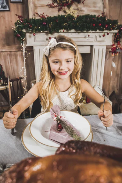 Menina bonito na mesa de férias — Fotografia de Stock