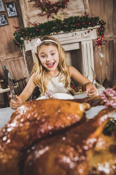 Menina bonito na mesa de férias — Fotografia de Stock