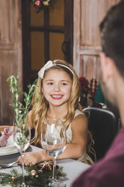 Menina bonito na mesa de férias — Fotografia de Stock Grátis