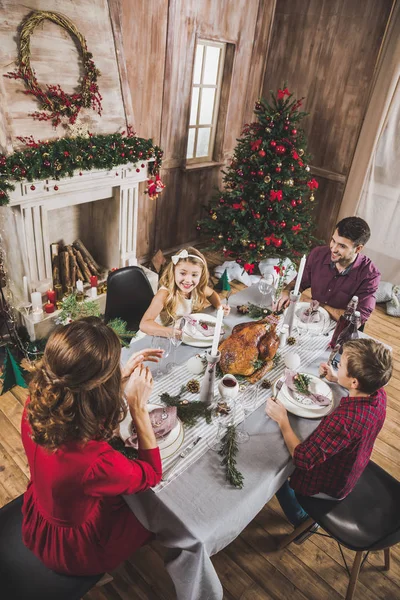 Família feliz na mesa de férias — Fotografia de Stock