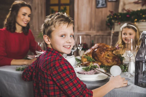 Familia feliz en la mesa de vacaciones — Foto de Stock