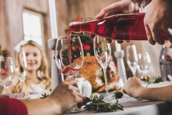 Homem derramando vinho em vidro — Fotografia de Stock