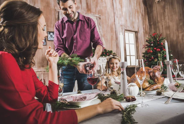 Glückliche Familie am Urlaubstisch — Stockfoto