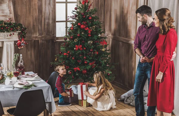 Lachende ouders kijken naar kinderen — Stockfoto