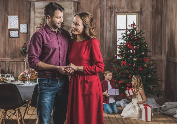 Sonriente pareja cogida de la mano — Foto de Stock