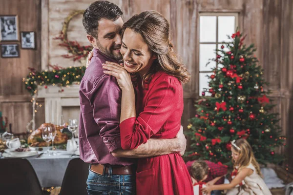 Sonriente pareja abrazándose — Foto de Stock