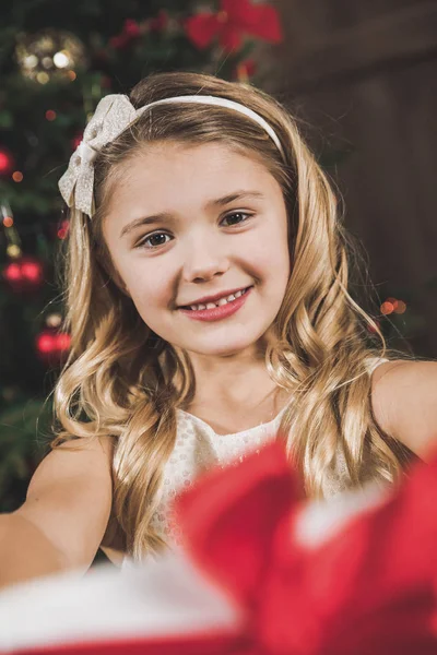 Menina sorrindo bonito — Fotografia de Stock Grátis