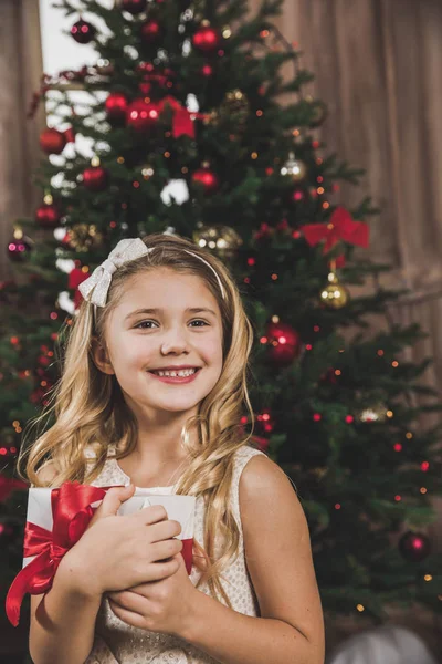 Girl holding gift box — Stock Photo, Image