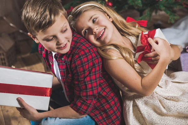 Hermanos sosteniendo cajas de regalo — Foto de Stock