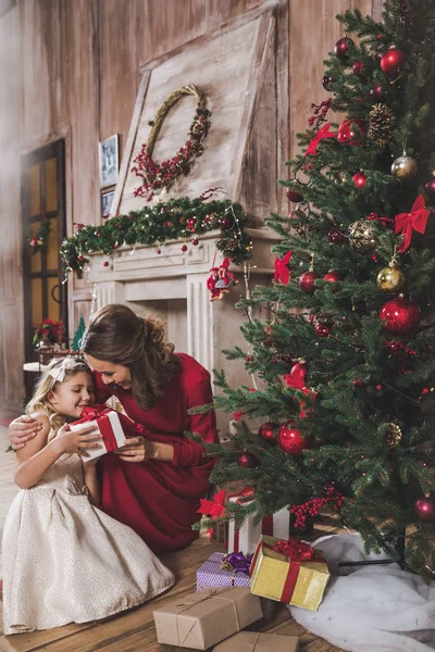 Mãe dando filha presente de Natal — Fotos gratuitas