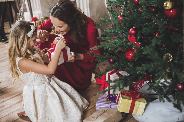 Matka dává dcera vánoční dárek — Stock fotografie