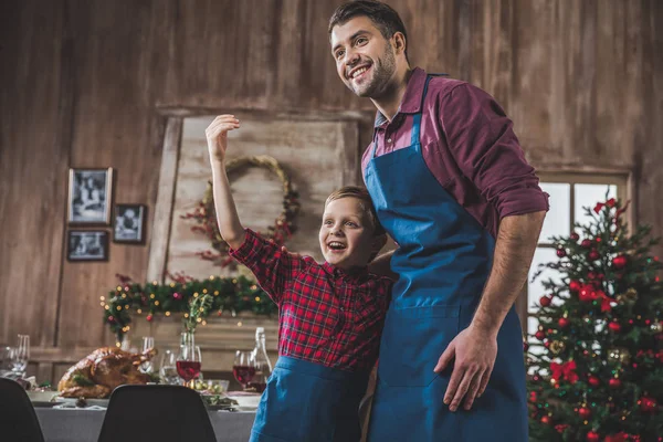 Padre e hijo en delantales azules — Foto de Stock