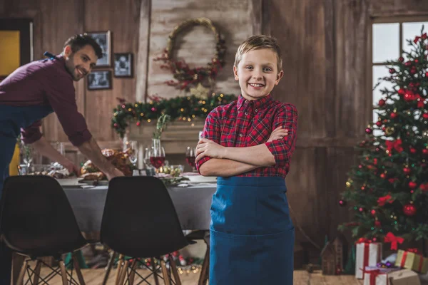 Niño feliz cerca de la mesa de Navidad — Foto de Stock